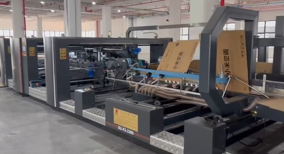 Máquina de pegamento de carpetas de cartón totalmente automática alambre plano con alimentación por cinturón de succión